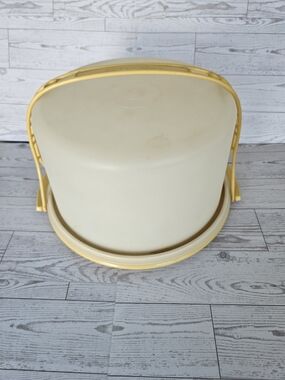 Vintage Two-Tone Tupperware Cake Carrier